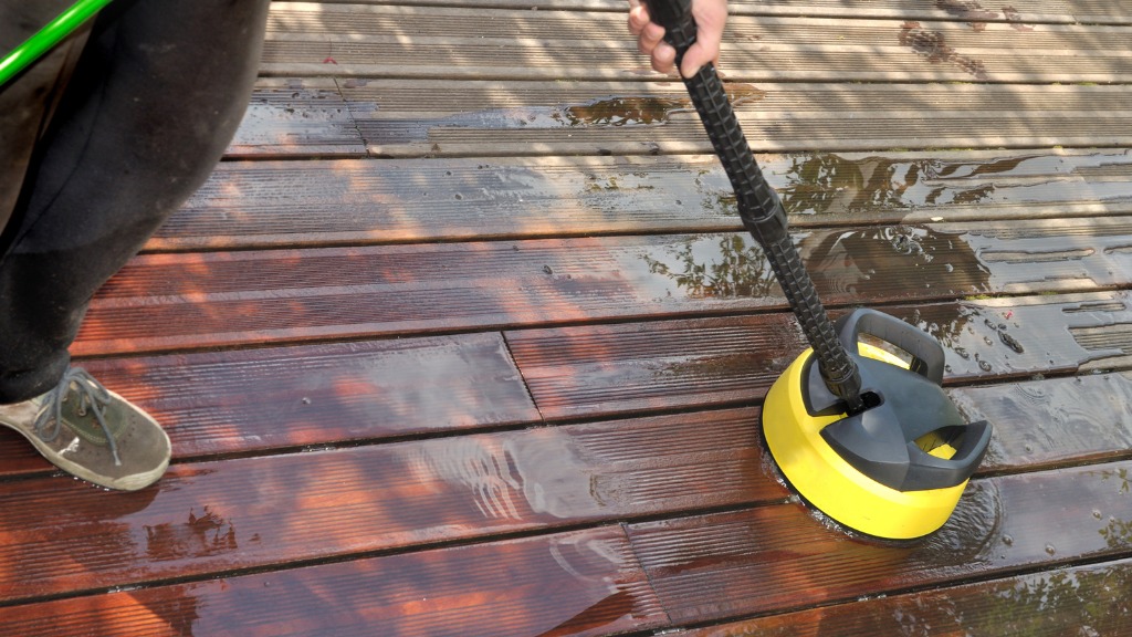 Rengör din altan skonsamt med en terrasstvätt.