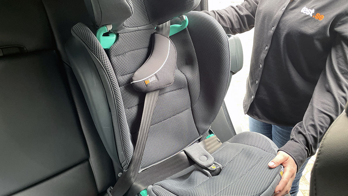 Test av bältesstol, bäst i test – montering i en Volvo XC60.