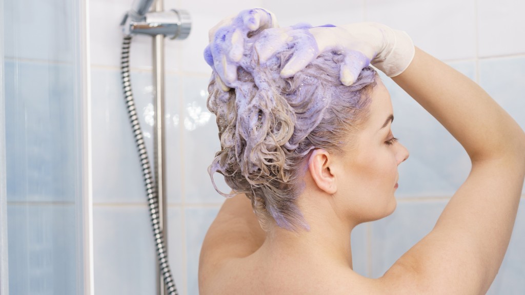 Silverschampo används i duschen som schampo för att neutralisera gula toner.