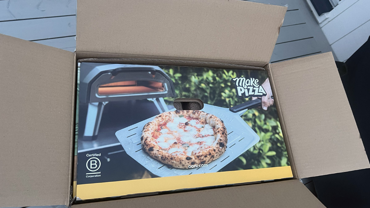 Här packar test upp pizzaugnen Ooni Karu 12.