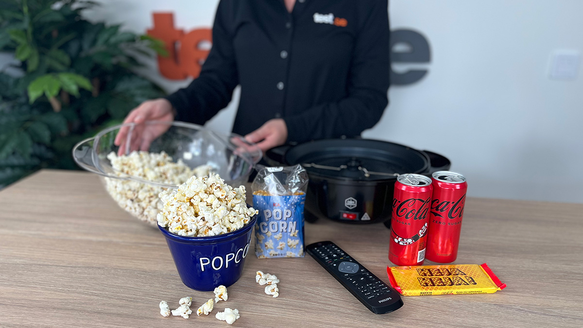 Popcorn i en skål - med en popcornmaskin går det snabbt att göra egna popcorn.