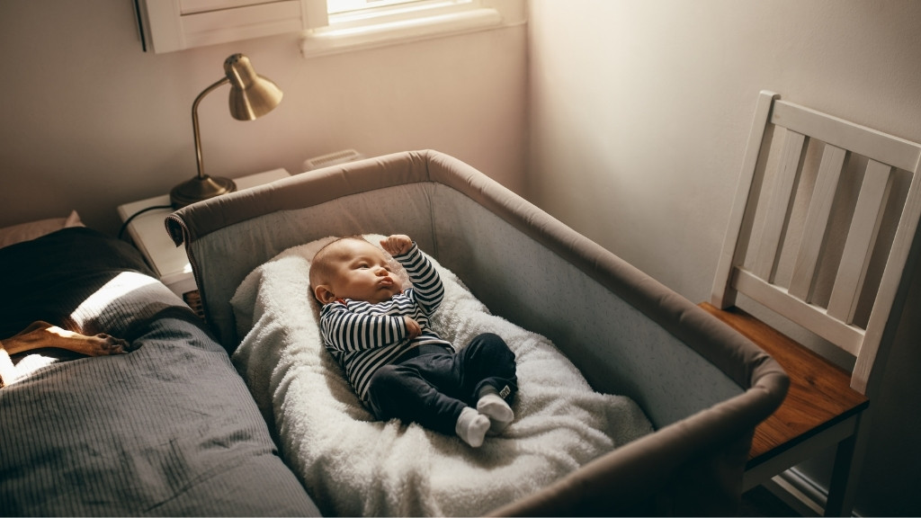 En bedside crib kan användas upp till cirka sex månader.